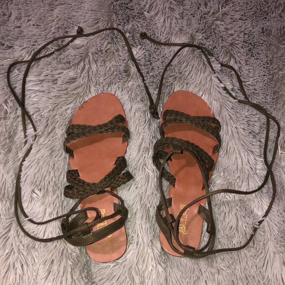 WOMENS TIE UP OLIVE SANDALS (SIZE 6.5)